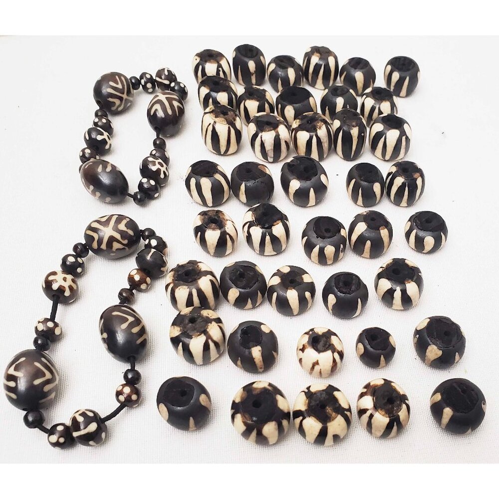 African Batiked Bone Banded Large Rondelle 41 Trade Beads plus 2 Bracelets VTG
